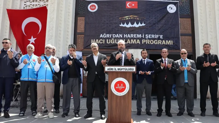 Ağrı Ulu Camii’nde Hacı Adaylarına Duygusal Uğurlama