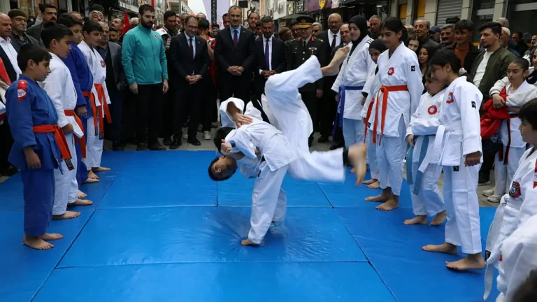 Ağrı’da 19 Mayıs Bayramı Coşkusu: Gençler Meydanlarda
