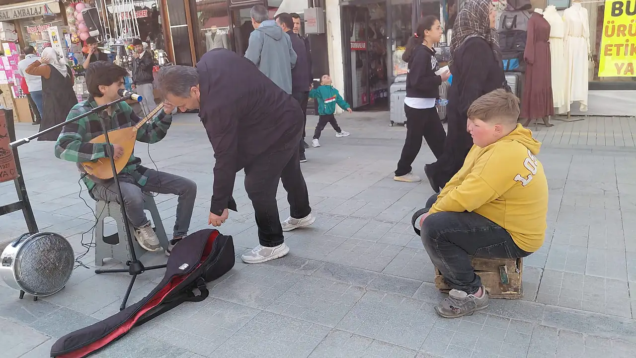 Ağrı’da boyacı çocuğun müzik molası yürekleri ısıttı