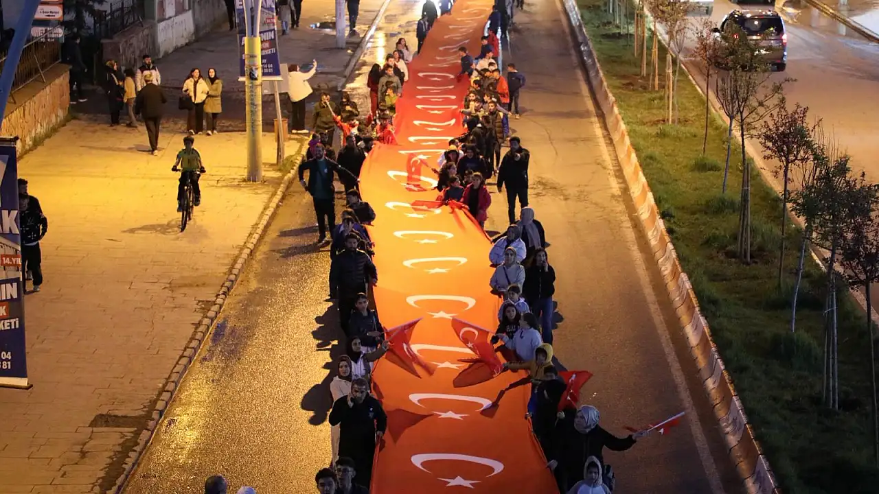 Ağrı’da geceyi 150 metrelik dev Türk bayrağı aydınlattı