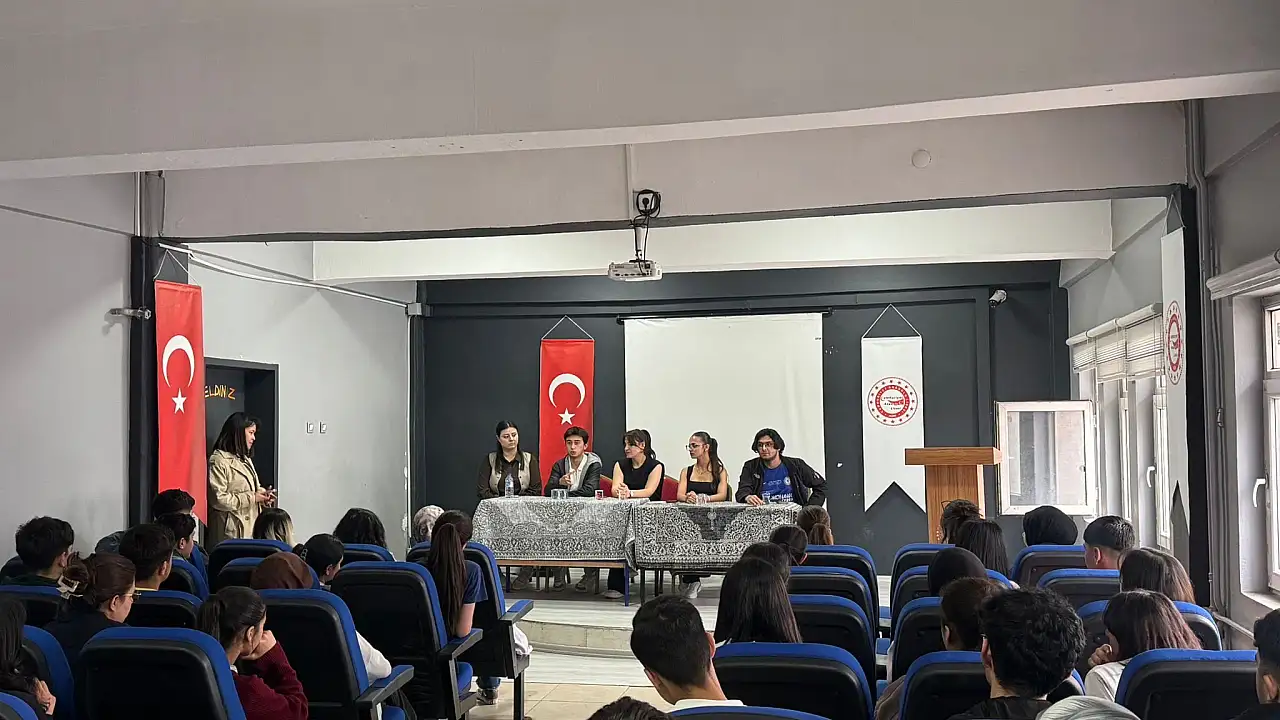 Ağrı’daki Liseliler Geleceğin Doktorlarıyla Buluştu