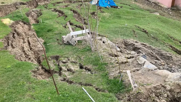 Ağrı’nın Başçavuş Köyü’nde Heyelan Panik Yarattı
