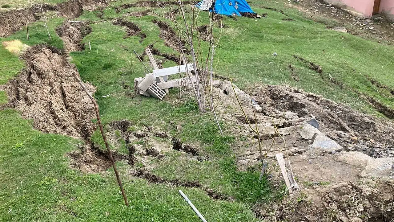 Ağrı’nın Başçavuş Köyü’nde Heyelan Panik Yarattı