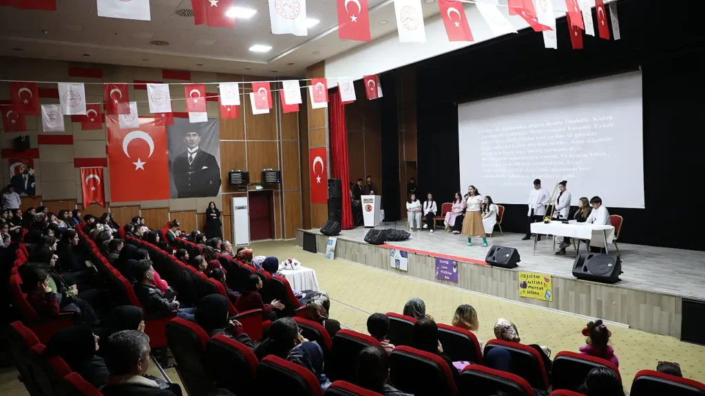 Ağrı’da Öğrenciler İngilizce ile Sahne Performansı Sergiledi