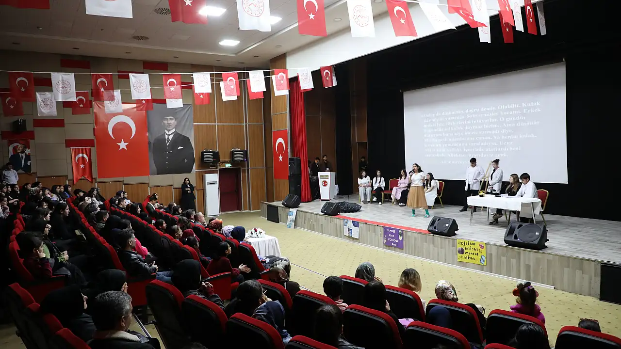 Ağrı’da Öğrenciler İngilizce ile Sahne Performansı Sergiledi