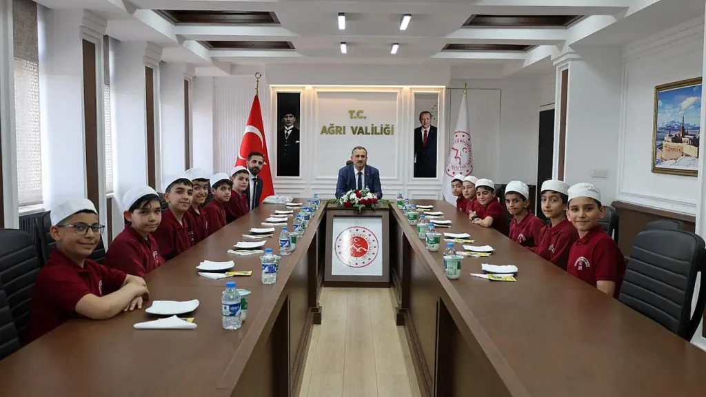 Ağrı’da Öğrencilere Dürüm İkramı ve Vali ile Keyifli Buluşma