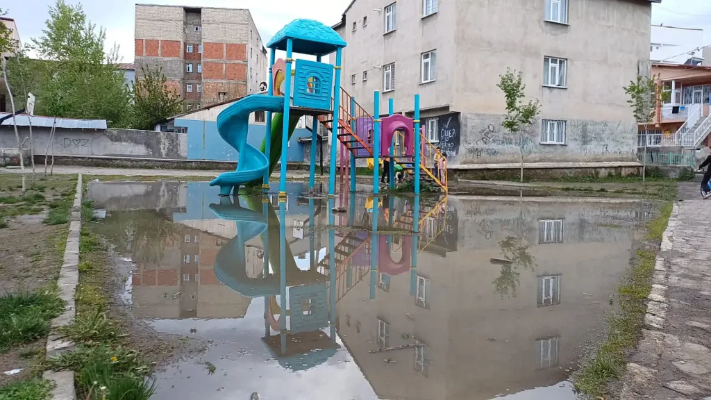 Ağrı’da Parklar Yağmur Sonrası Kullanılamaz Hale Geldi