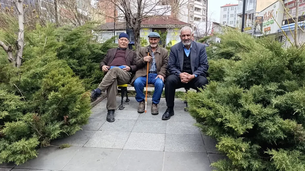 Ağrı’da Yaşlılar Namaz İçin Banklarda Bekliyor