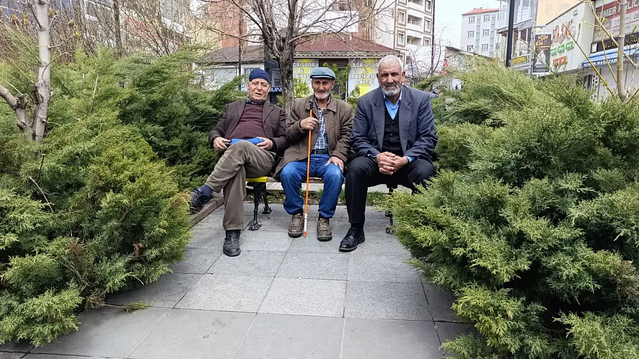 Ağrı’da Yaşlılar Namaz İçin Banklarda Bekliyor