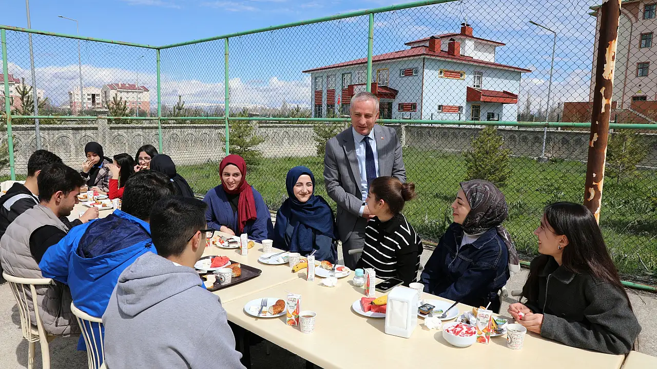 Ağrı’da YKS Öğrencilerine Moral Destek Kahvaltısı