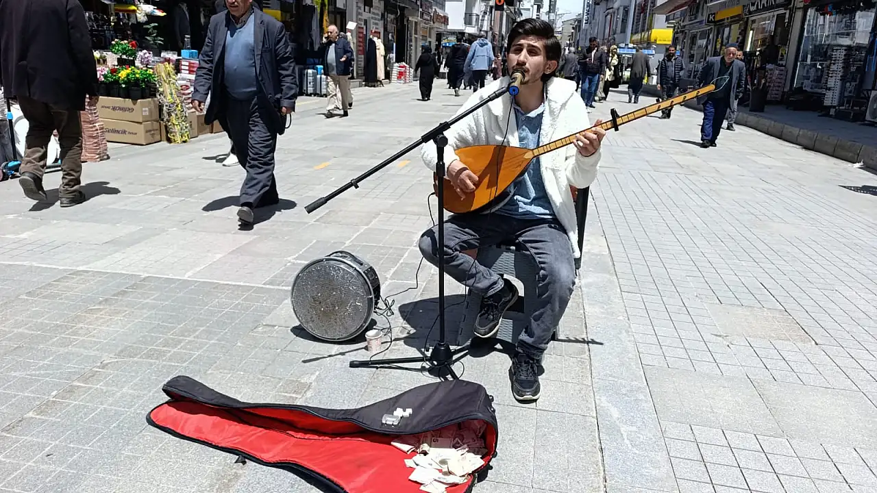 Mustafa Toraman’ın Yanık Türküleri Ağrı’da Yankılanıyor