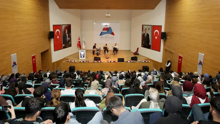 AİÇÜ Bahar Şenlikleri: Öğrenciler Mahmut Altuntaş ile Coştu