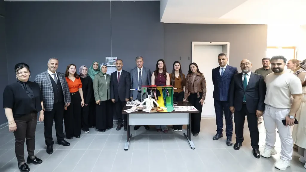 AİÇÜ’de Geri Dönüşüm ile Eğitim Materyali Sergisi Açıldı