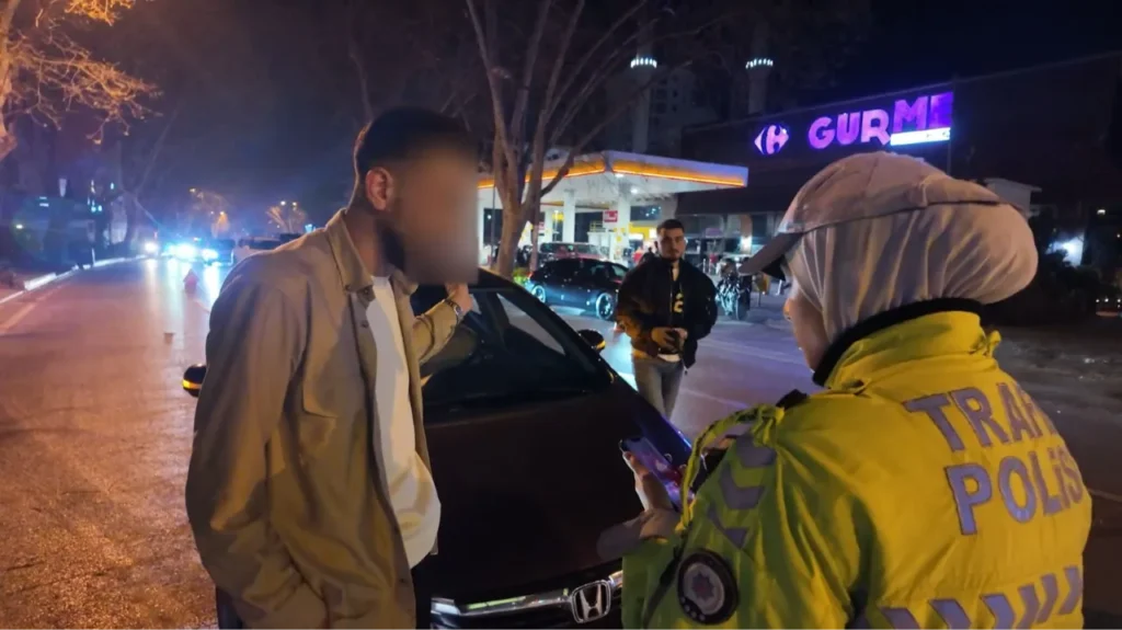 Bağdat Caddesi’nde tehlikeli şov! Trafiği tehlikeye atan gençten pes dedirten savunma