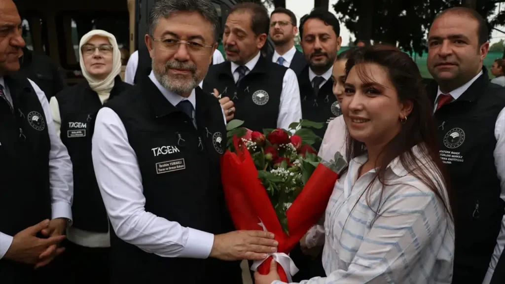 Bakan Yumaklı: Annelere En Güzel Çiçekler Sunulmalı