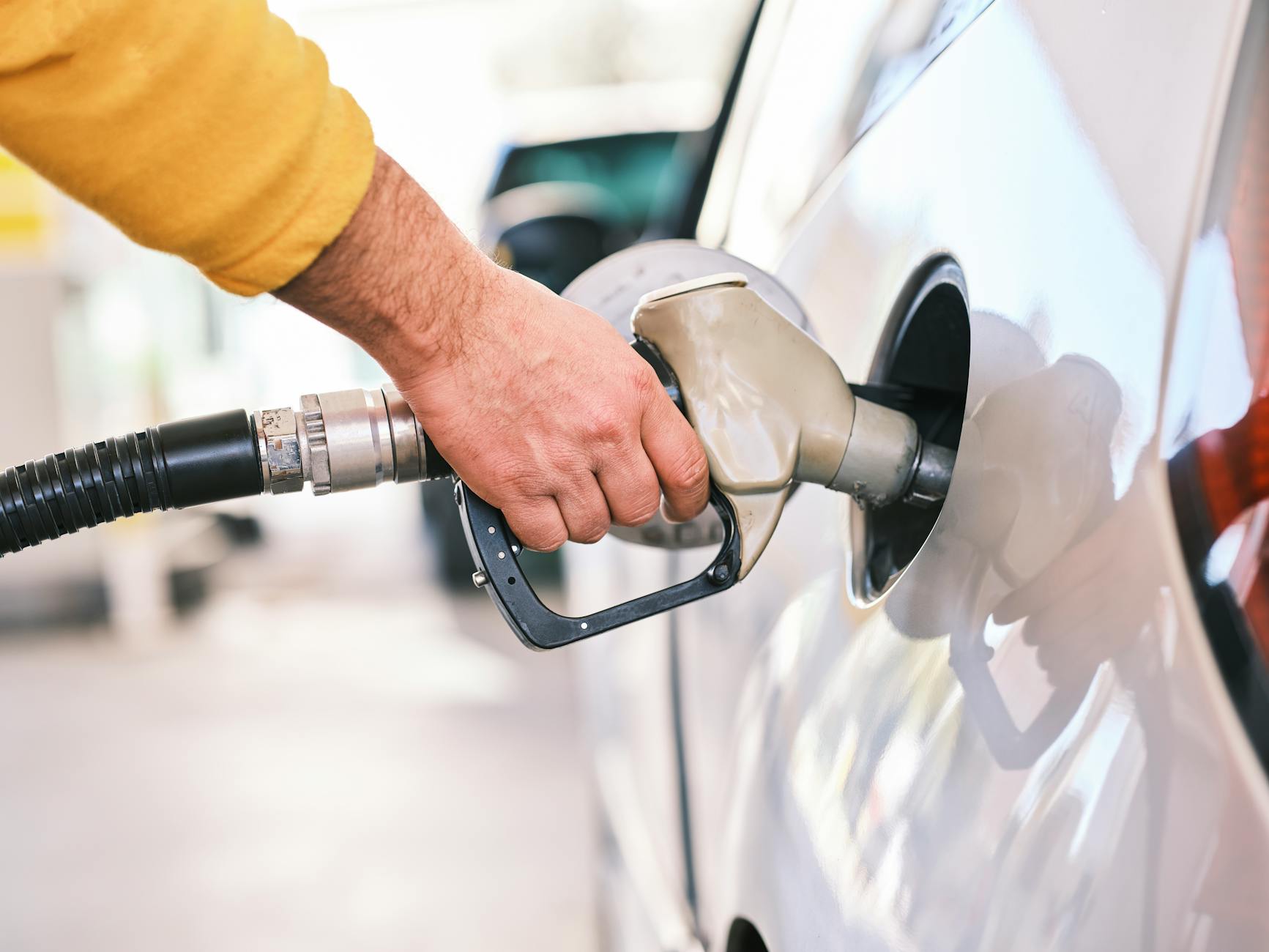 Benzine Gece Yarısı Zam: Neden ve Ne Kadar?