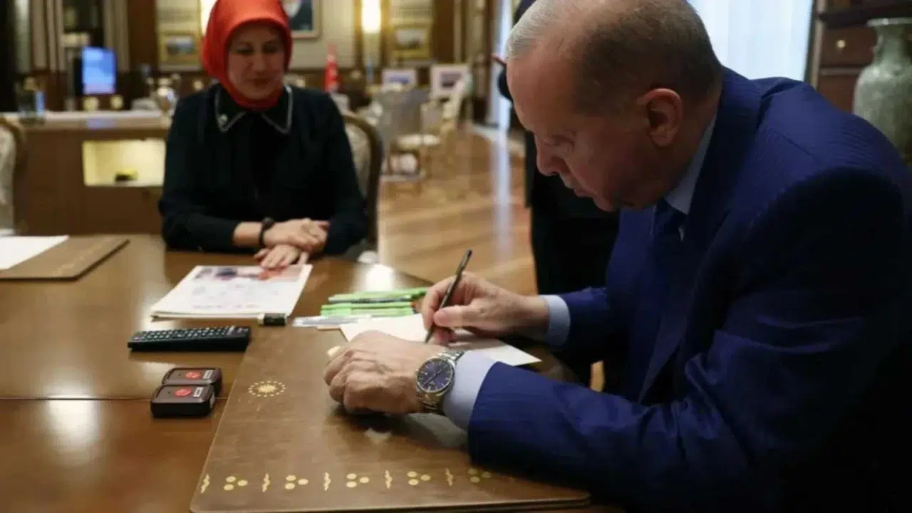 Cumhurbaşkanı Erdoğan Kurban Bağışını Türk Kızılay’a Yaptı