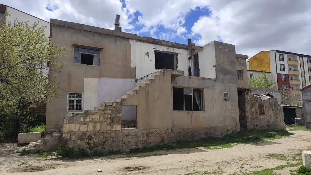 Doğubayazıt’ta Tarihi Baba Eren Köşkü Neden Yıkıldı?