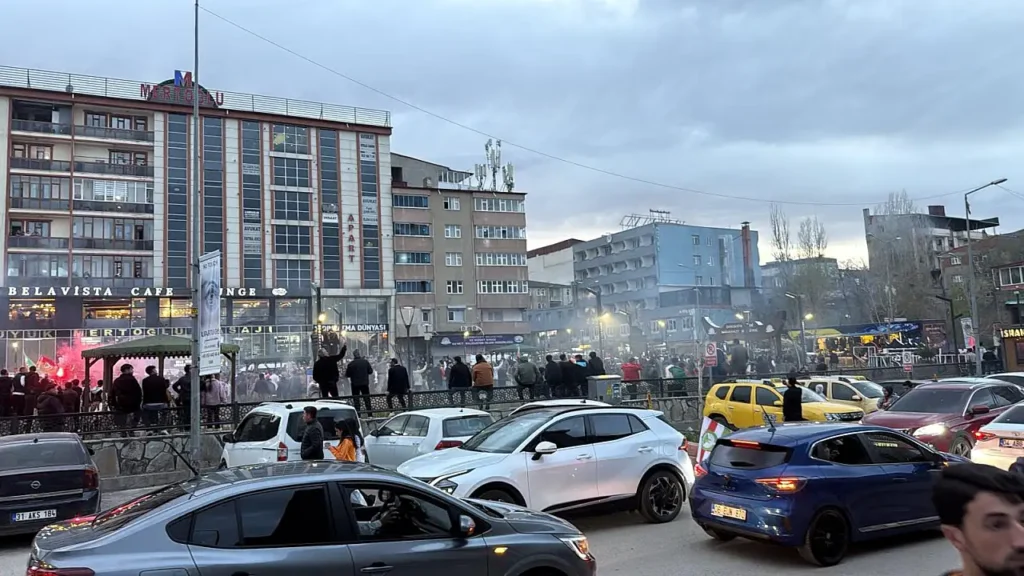 Doğubayazıt’ta Amedspor Coşkusu: Havai Fişeklerle Kutlama