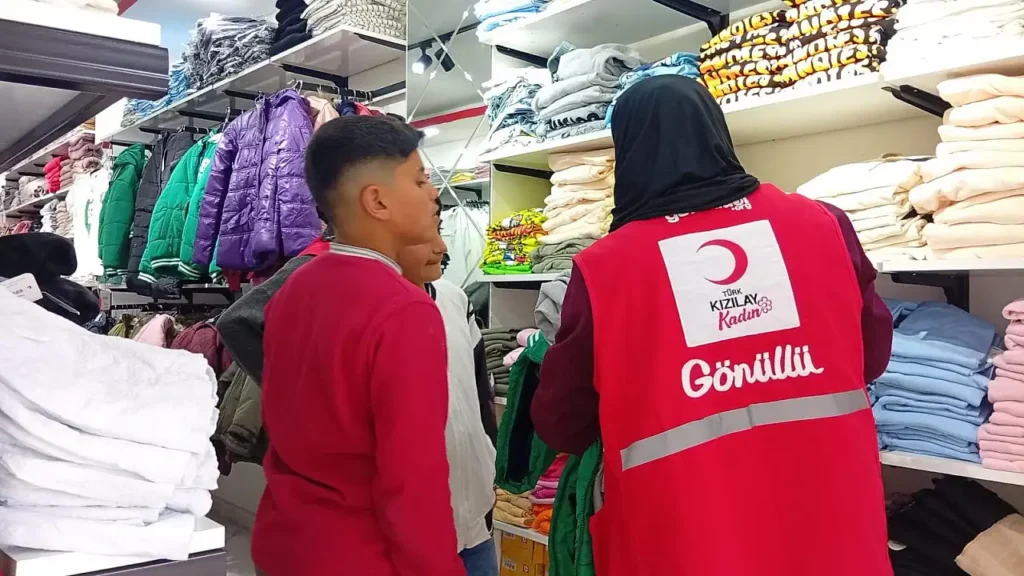Doğubayazıt’taki Kızılay Butiği İhtiyaç Sahiplerine Umut Oluyor