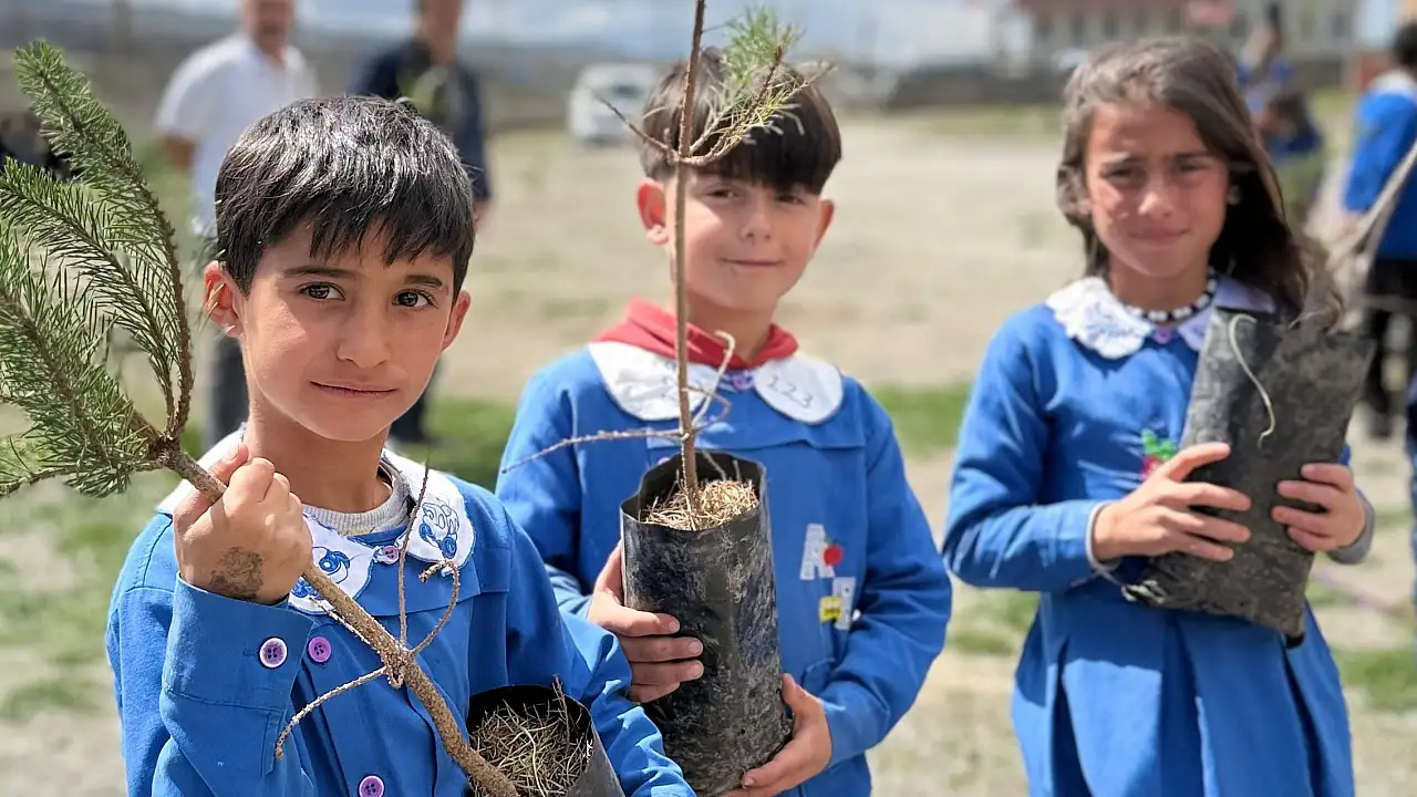 Doğubayazıt’ta Öğrenciler Fidan Dikerek Geleceğe Nefes Oldu