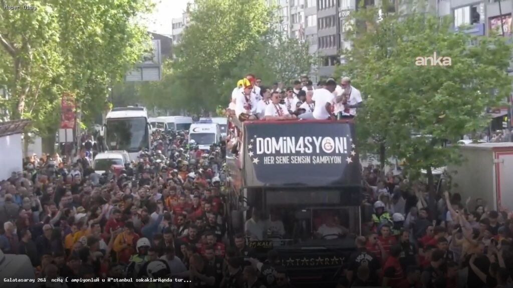 Galatasaray 26’ncı şampiyonluğu İstanbul sokaklarında turlayarak kutladı