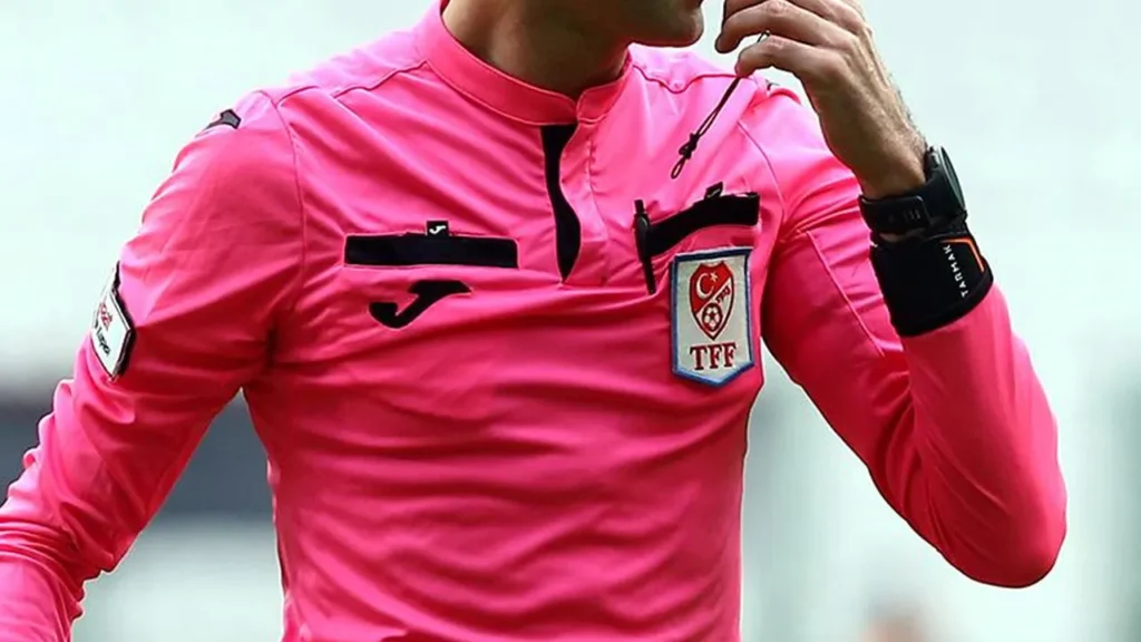 Hakemi darp eden bir futbolcu gözaltına alındı