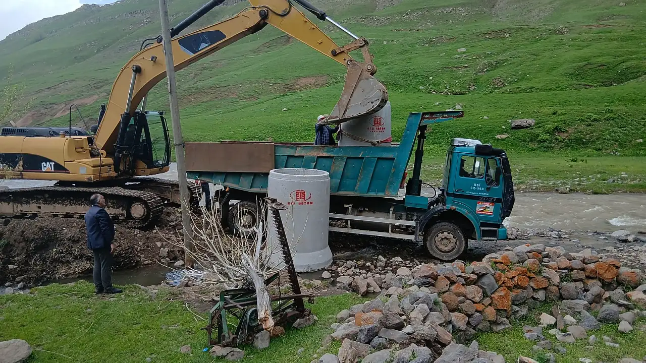 Hamur’da sel riskine karşı beton büz hamlesi