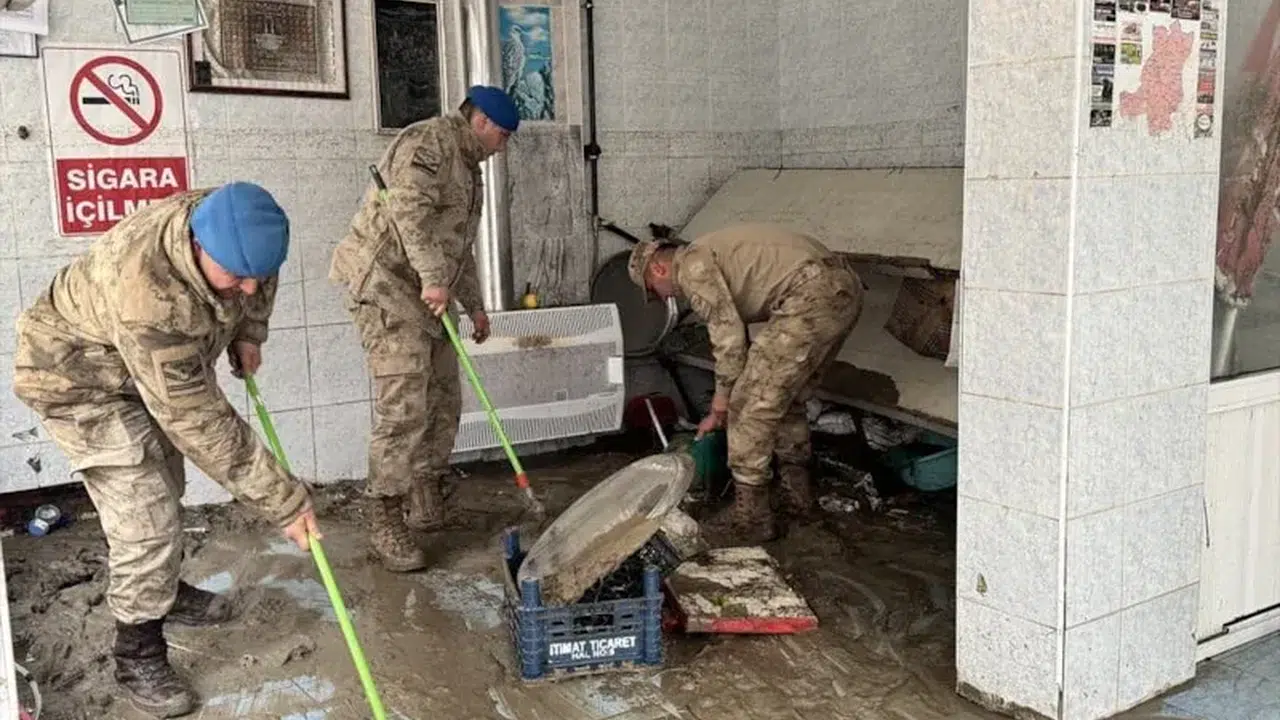 Havza’daki Sel Felaketinde Jandarma Temizlikte Görev Alıyor