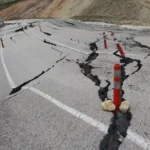 Heyelan yolu vurdu! Vatandaşlar ölüm tehlikesine rağ…