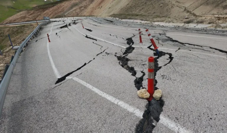 Heyelan Tehlikesi: Ahlat-Malazgirt Yolunda Neler Oluyor?