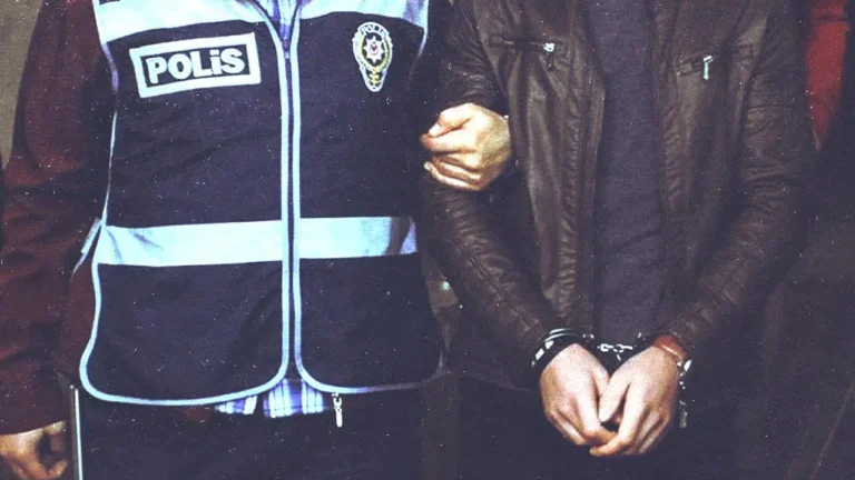 İzmir’de FETÖ’nün Hücre Evlerine Baskın: 9 Kişi Yakalandı