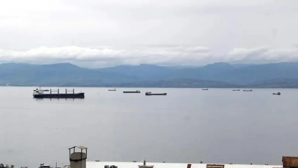 Karadeniz’de dev dalgalar kapıda! Gemiler Sinop’un İçliman’ına sığındı