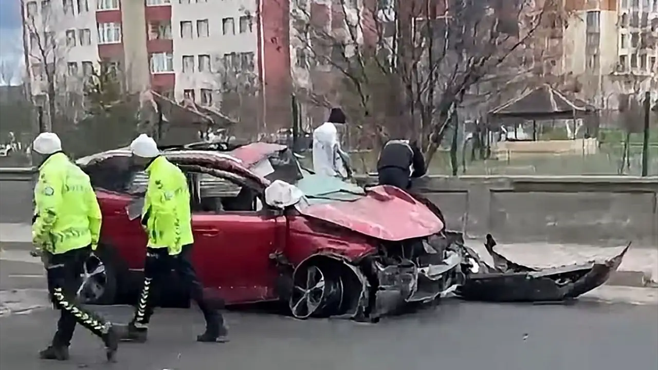 Kars’ta Trafik Kazası: 1 Ölü, 1 Yaralı