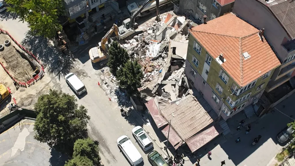 Küçükçekmece’de 5 katlı bina çöktü! 1 bina tahliye edildi