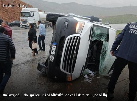 Malatya’da yolcu minibüsü devrildi: 12 kişi yaralandı