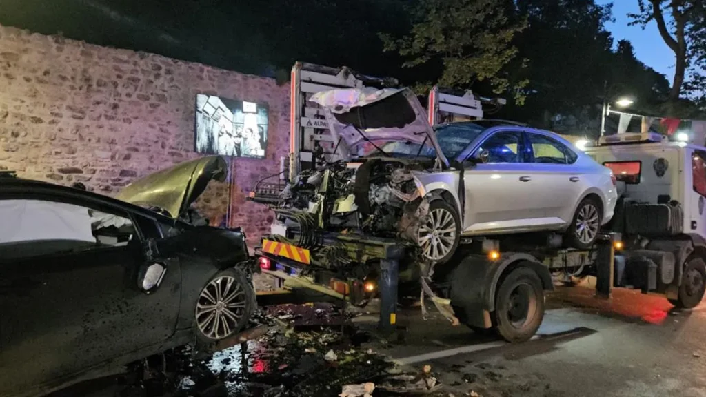 Otomobiller kafa kafaya çarpıştı: 9 kişi yaralandı