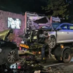 Otomobiller kafa kafaya çarpıştı: 9 kişi yaralandı