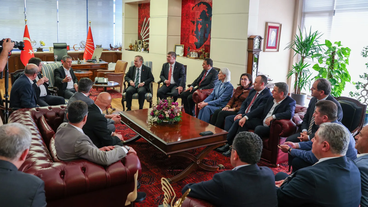 Özgür Özel, CHP’li Belediye Başkanları ile Toplandı