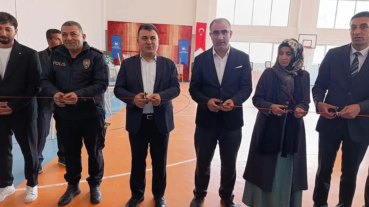 Patnos’ta Öğrenci Eserleri Sanatseverlerden Tam Not Aldı