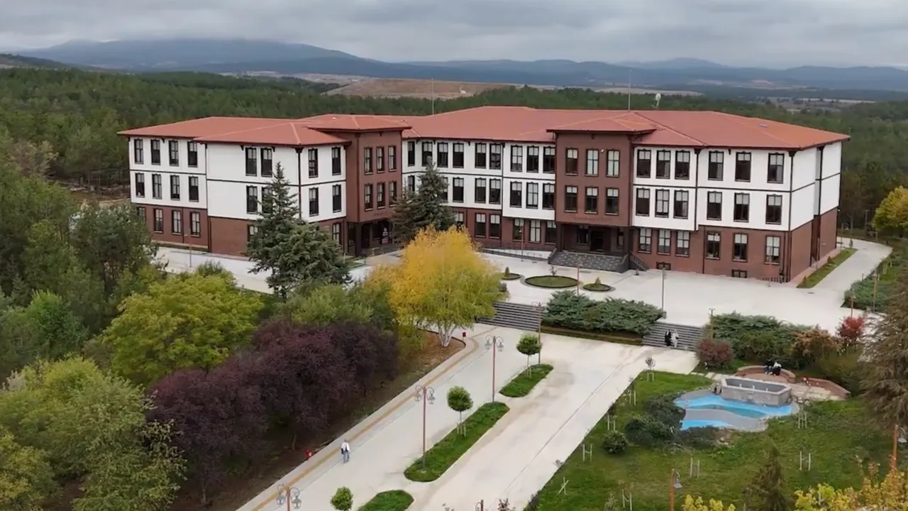 Kastamonu’da Şok Olay: Öğrenci Camdan Atladı, Akademisyen Tutuklandı