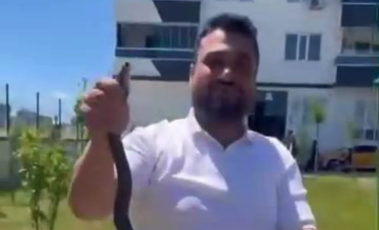 Yılanı Eliyle Yakalayan Cesur Adamın Hikayesi