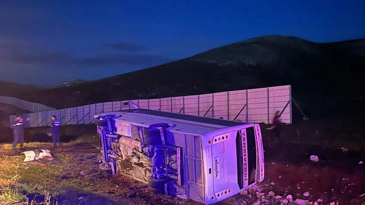 Sivas’ta can pazarı: Maçtan dönen midibüs devrildi, 18 yaralı!