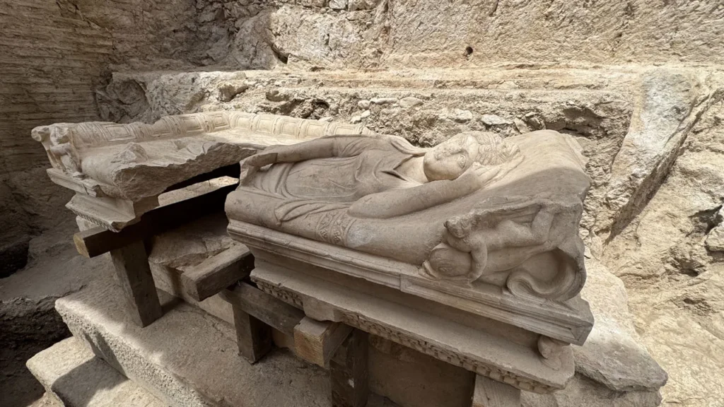 Olympos’ta Bulunan İhtişamlı Mezarda Tarihin İzleri