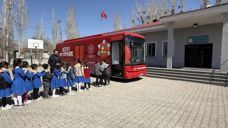 Taşlıçay’daki Gezici Kütüphane Öğrencilere Kitap Sevgisi Aşıladı