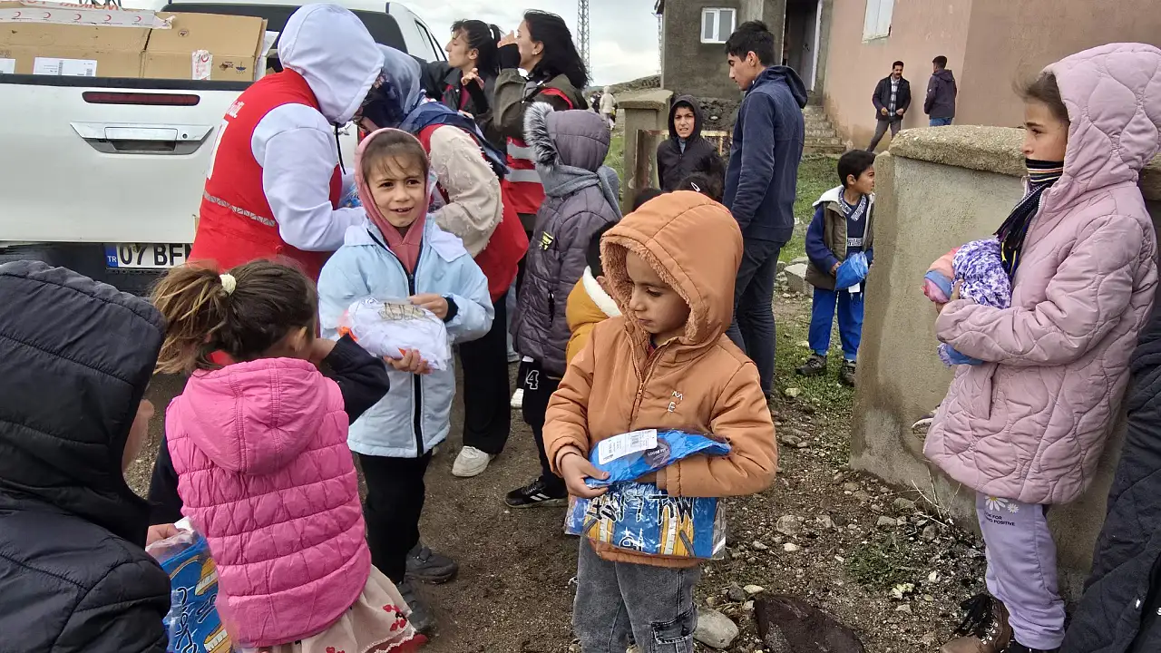 Kızılay Diyadin Şubesi Çocuklara Bayram Neşesi Dağıtıyor