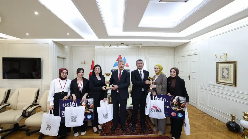 Türkiye birinciliğine uzanan AİÇÜ öğrencilerinin başarısı ödüllendirildi