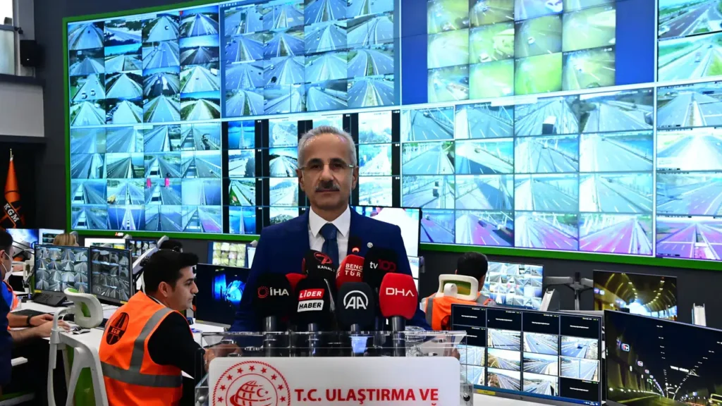 Yollarda bayram seferberliği! Bakan Uraloğlu: ‘Turuncu ekipler 7/24 sahada olacak’
